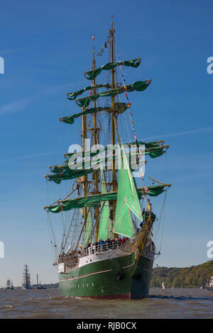 Nave a vela Alexander von Humboldt II durante la festa di compleanno nel porto di Amburgo Foto Stock