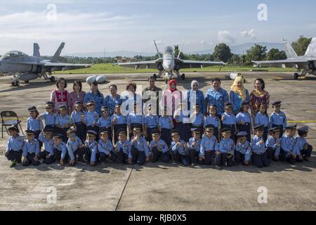 Locali indonesiani e U.S. Marine Corps Lance Cpl. Chloe Stitt, un tecnico di artiglieria con marine per tutte le stagioni attacco Fighter Squadron (VMFA (AW)) 225, posano per una foto durante una visualizzazione statica evento all'Aeroporto Internazionale di Ratulangi, Indonesia, nov. 5, 2016. L'evento offerto alla comunità locale la possibilità di scattare foto con i membri del servizio e visualizzare U.S. Marine Corps F/A-18D i calabroni, aeronautica militare indonesiana F-16 Fighting Falcons e l'aeronautica militare indonesiana NAS-332L1 Super Puma elicottero. VMFA (AW) 225 è che partecipano in esercizio a far fronte ovest 17, il primo fighter-esercizio focalizzato in 19 Foto Stock