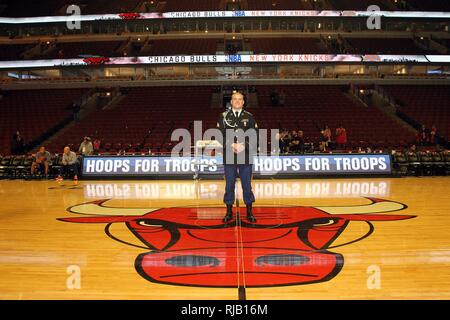 Il 2015 U.S. Soldato dell'esercito dell'anno Sgt. Jared Tansley, Illinois native, pause per una foto prima di Chicago Bulls vs. New York Knicks gioco presso la United Center, nov. 4, 2016. Tansley frequentato il gioco come parte di un natale riconoscimento qui in Illinois. Durante la sua visita, Tansley ha parlato in numerose posizioni in tutta Chicago e l'Illinois per includere il suo ex di alta scuola in acero, Illinois. Foto Stock