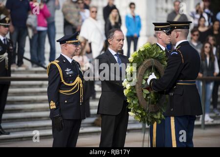 Armando Varricchio, destra, Ambasciatore d'Italia per gli Stati Uniti e il Mag. Gen. Luca Goretti, sinistra, Difesa italiana Attaché all'Ambasciata Italiana, deporre una corona presso la tomba del Milite Ignoto in Al Cimitero Nazionale di Arlington, nov. 4, 2016 in Arlington, Virginia Varricchio e Goretti, insieme con il personale di ambasciata, ha visitato anche tombe nel cimitero. Foto Stock