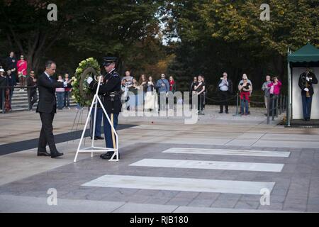 Armando Varricchio, Ambasciatore d'Italia negli Stati Uniti, stabilisce una corona presso la tomba del Milite Ignoto in Al Cimitero Nazionale di Arlington, nov. 4, 2016 in Arlington, Virginia Varricchio, insieme con il personale dell'Ambasciata, ha visitato anche diverse altre posizioni all'interno del cimitero. Foto Stock