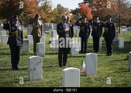 Armando Varricchio, centro, Ambasciatore d'Italia per gli Stati Uniti e il Mag. Gen. Luca Goretti, sinistra, Difesa italiana Attaché all'Ambasciata Italiana, rendere onori dopo l'immissione di una bandiera italiana sul gravesites di Mario Batista e Cpl. Arcangelo Prudenza in Al Cimitero Nazionale di Arlington, nov. 4, 2016 in Arlington, Virginia Varricchio anche deposto una corona presso la tomba del Milite Ignoto. Foto Stock