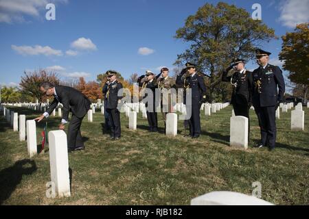 Armando Varricchio, sinistra, Ambasciatore d'Italia negli Stati Uniti, insieme con i membri del personale di ambasciata, visita la tomba di Nicola Scotti nella sezione 17 di Al Cimitero Nazionale di Arlington, nov. 4, 2016 in Arlington, Virginia Varricchio anche deposto una corona presso la tomba del Milite Ignoto. Foto Stock