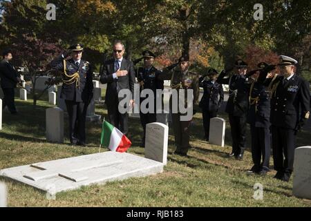 Armando Varricchio, seconda a sinistra, Ambasciatore d'Italia per gli Stati Uniti e il Mag. Gen. Luca Goretti, sinistra, Difesa italiana Attaché all'Ambasciata Italiana, rendere onori dopo l'immissione di una bandiera italiana sul recinto di Luigi Bartolucci-Dundas al Cimitero Nazionale di Arlington, nov. 4, 2016 in Arlington, Virginia Varricchio anche deposto una corona presso la tomba del Milite Ignoto. Foto Stock