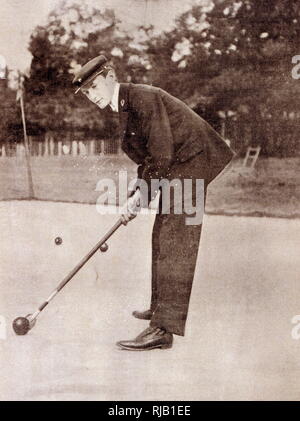 Vintage fotografia francese di un uomo giocando croquet. 1902 Foto Stock