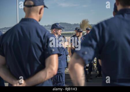 Il Master Chief Petty Officer della Coast Guard, Steven W. Cantrell, parla con i membri a bordo del guardacoste Stratton, ormeggiata al Coast Guard isola in Alameda, California, Venerdì, nov. 4, 2016. Cantrell ha parlato con i membri circa i cambiamenti nella Guardia Costiera e ha risposto alle domande. Coast Guard Foto Stock