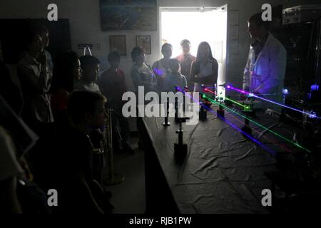 NORCO, California (Nov. 5, 2016) Sweetman Mitchell, estrema destra, spiega un display di laser visibili durante la casa aperta la scienza esperienza alla superficie navale Warfare Center (NSWC), Corona di divisione. L'evento comprendeva numerose dimostrazioni pratiche del Navy rilevanti per la scienza, la tecnologia, di ingegneria e di matematica per gli enti locali gli allievi K-12, così come laboratorio tours e visualizza storico di mostrare il comando di 75 anni di presenza nell'Inland Empire. Foto Stock