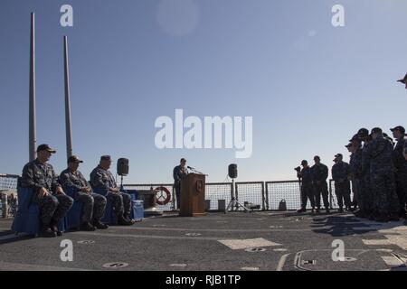 Mare Mediterraneo (5 Nov 2016) - Cmdr. Peter Halvorsen, comandante, USS Carney (DDG 64) dà un discorso durante un cambiamento di cerimonia di comando a bordo della USS Carney nov. 5, 2016. Carney, un Arleigh Burke-class guidato-missile distruttore, distribuita a Rota, Spagna, sta conducendo una pattuglia di routine negli Stati Uniti Sesta flotta area di operazioni a sostegno degli Stati Uniti per gli interessi di sicurezza nazionali in Europa. Foto Stock