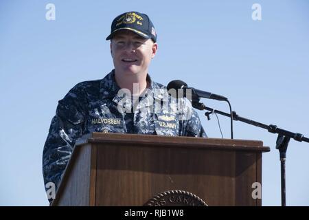 Mare Mediterraneo (5 Nov 2016) - Cmdr. Peter Halvorsen, comandante, USS Carney (DDG 64) dà un discorso durante un cambiamento di cerimonia di comando a bordo della USS Carney nov. 5, 2016. Carney, un Arleigh Burke-class guidato-missile distruttore, distribuita a Rota, Spagna, sta conducendo una pattuglia di routine negli Stati Uniti Sesta flotta area di operazioni a sostegno degli Stati Uniti per gli interessi di sicurezza nazionali in Europa. Foto Stock