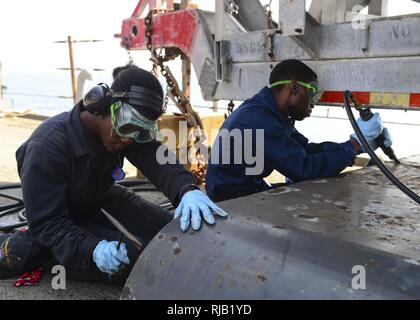 Golfo di Aden (nov. 4, 2016) Il Marinaio destinatario Thompson, sinistra e Seaman George Glenn eseguire operazioni di manutenzione sulla coperta della imbarcazione del dock anfibio sbarco nave USS Whidbey Island (LSD 41). Whidbey Island viene distribuito con la Vespa Anfibia gruppo pronto per supportare le operazioni di sicurezza marittima e di teatro la cooperazione in materia di sicurezza gli sforzi negli Stati Uniti Quinta Flotta area di operazioni. Foto Stock