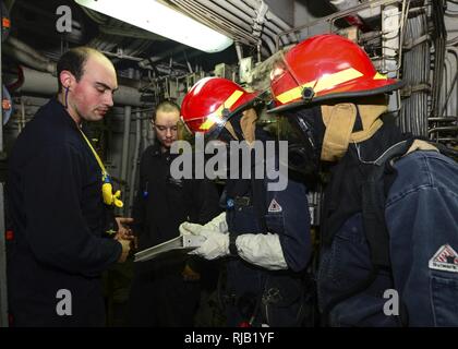Golfo di Aden (nov. 3, 2016) marinai di registrare informazioni su un spazio principale vittima durante un drill incendio a bordo del dock anfibio sbarco nave USS Whidbey Island (LSD 41). Whidbey Island viene distribuito con la Vespa Anfibia gruppo pronto per supportare le operazioni di sicurezza marittima e di teatro la cooperazione in materia di sicurezza gli sforzi negli Stati Uniti Quinta Flotta area di operazioni. Foto Stock