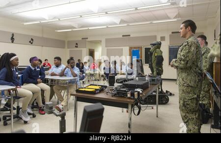 BATON ROUGE, Louisiana (nov. 3, 2016) Petty Officer 1. Classe Evan Dean, assegnato per l'eliminazione degli ordigni esplosivi gruppo (EODGRU) 2, spiega la missione del Navy EOD per studenti a Kenilworth Science & Technology la scuola come parte di Baton Rouge Navy Week 2016. Baton Rouge è una delle città selezionate per ospitare il Navy 2016 settimana Una settimana dedicata al sollevamento U.S. Navy consapevolezza attraverso irradiazione locale, nel servizio alla comunità e mostre. Foto Stock