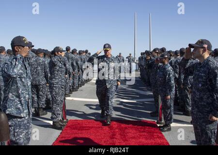 Mare Mediterraneo (5 Nov 2016) - Side Boys rendere onore a Capt. Brendan McLane, sesta flotta marittima Centro Operazioni direttore e un ex comandante della USS Carney (DDG 64), come egli si diparte un cambiamento di cerimonia di comando a bordo della USS Carney nov. 5, 2016. Carney, un Arleigh Burke-class guidato-missile distruttore, distribuita a Rota, Spagna, sta conducendo una pattuglia di routine negli Stati Uniti Sesta flotta area di operazioni a sostegno degli Stati Uniti per gli interessi di sicurezza nazionali in Europa. Foto Stock