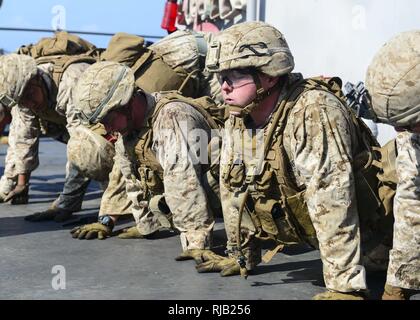 Golfo di Aden (nov. 4, 2016) Marines partecipare ad una spinta in su la concorrenza come parte di una squadra di allenamento fisico la concorrenza a bordo del dock anfibio sbarco nave USS Whidbey Island (LSD 41). Whidbey Island viene distribuito con la Vespa Anfibia gruppo pronto per supportare le operazioni di sicurezza marittima e di teatro la cooperazione in materia di sicurezza gli sforzi negli Stati Uniti Quinta Flotta area di operazioni. Foto Stock