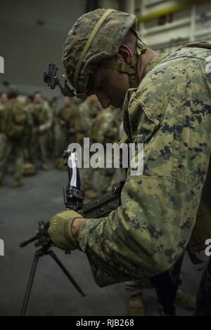 Stati Uniti Marine Cpl. Ryan A. fiumi, effettua un controllo sulla sua M240 medie mitragliatrice a bordo della USS Green Bay (LPD 20), durante la cromite blu 2017 a Okinawa, Giappone, 2 novembre 2016. Blue cromite è un U.S. -Solo esercizio che rafforza il corpo Navy-Marine expeditionary anfibio, una rapida capacità di risposta in base a Okinawa e la maggiore Indo-Asia-regione del Pacifico. Marines sono assegnati al 3° Battaglione, 3° Reggimento Marine che è distribuito dalla Baia di Kaneohe, Hawaii, alla terza divisione Marine, basato a Okinawa, Giappone. Foto Stock