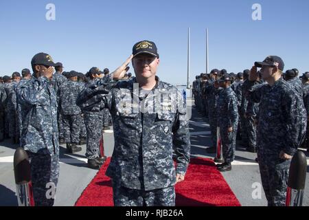 Mare Mediterraneo (5 Nov 2016) - Side Boys rendere onore a quella della Cmdr. Peter Halvorsen, comandante, USS Carney (DDG 64) come egli si diparte un cambiamento di cerimonia di comando a bordo della USS Carney nov. 5, 2016. Carney, un Arleigh Burke-class guidato-missile distruttore, distribuita a Rota, Spagna, sta conducendo una pattuglia di routine negli Stati Uniti Sesta flotta area di operazioni a sostegno degli Stati Uniti per gli interessi di sicurezza nazionali in Europa. Foto Stock