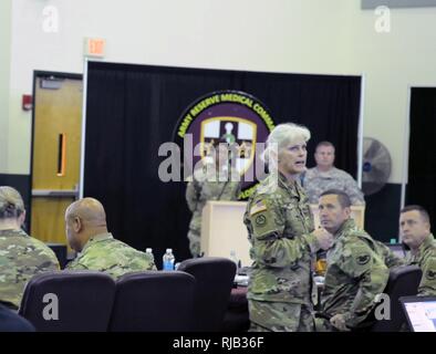 Dal 4 al 6 novembre, il Mag. Gen. David J. Conboy, il vice Comandante generale per operazioni e personale USARC uniti riserva di esercito Comando medici Commander, il Mag. Gen. Maria E. Link e i team dei responsabili e del personale in tutto il suo comando per condurre un comando Readiness Review (CR2) all'C.W. "Bill" Giovani Forze Armate Centro di riserva di valutare come ARMEDCOM è pronta la postura sia allineata con gli Stati Uniti Esercito della riserva requisiti globali. Foto Stock