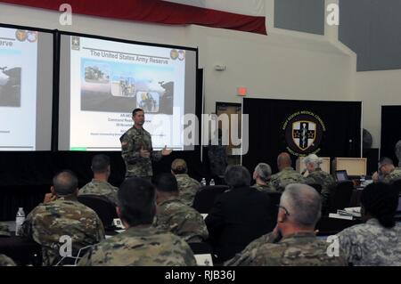 Stati Uniti Esercito il Mag. Gen. David J. Conboy, vice comandante generale per le operazioni, a condizione che le osservazioni di apertura per il comando Readiness Review (CR2) presso la C.W. "Bill" Giovani Forze Armate Centro di riserva su nov. 5, 2016. La revisione è stata condotta per valutare come riserva di esercito Comando medici è pronta la postura sia allineata con gli Stati Uniti Esercito della riserva requisiti globali. Foto Stock