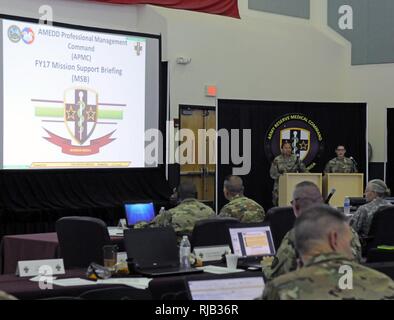 Il 9 novembre 2-3, 2016, U.S. Army Medical Command (ARMEDCOM) subordinate ai comandanti di comando fornito loro il sostegno delle missioni a breve ARMEDCOM Vice comandante, Briga. Gen. Lisa Doumont, in preparazione per il comando Readiness Review (CR2) presso la C.W. "Bill" Giovani Forze Armate Centro di riserva a Pinellas Park, Fla. qui, Army Medical Department Management professionale di controllo (APMC) Commander, Col. Regina Powell, e il suo staff breve i loro obiettivi per il 2017. Foto Stock