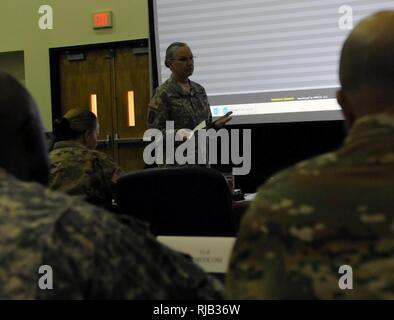 Il 9 novembre 2-3, 2016, U.S. La riserva di esercito Comando medici (ARMEDCOM) subordinate ai comandanti di comando fornito loro il sostegno delle missioni a breve ARMEDCOM Vice comandante, Briga. Gen. Lisa Doumont, in preparazione per il comando Readiness Review (CR2) presso la C.W. "Bill" Giovani Forze Armate Centro di riserva a Pinellas Park, Fla. Foto Stock