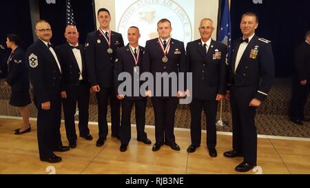 Stati Uniti Avieri con 139a Airlift Wing posano per una foto durante un aviatori Corso di Leadership cerimonia di laurea presso Offutt Air Force Base, Nebraska, nov. 4, 2016. Da sinistra a destra: comando Chief Master Sgt. Randy Miller, Chief Master Sgt. Contrassegnare Richie, Senior Airman Daniel Howe, Senior Airman Brian Dolan, Senior Airman Tanner Johnson, Chief Master Sgt. Steven Crenshaw, Lt. Col. James Meyer. Foto Stock