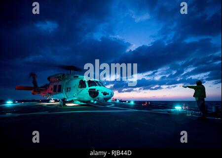 Acque ad est del Giappone (nov. 4, 2016) Petty Officer di terza classe Xavier N. boschi dirige un SH-60K Sea Hawk elicottero dal Giappone marittimo Forza di Autodifesa (JMSDF) sul ponte di volo dell'distribuita Arleigh Burke-class guidato-missile destroyer USS Barry (DDG 52) durante l'appassionato di spada 17. L'esercizio è una biennale, Presidente del Comune di capi di Stato Maggiore-diretto, U.S. Pacifico Comando-sponsorizzato la formazione sul campo di allenamento (FTX). Si tratta di un giunto/bilaterale FTX progettato per soddisfare la difesa reciproca obiettivi aumentando combat readiness e interoperabilità tra Giappone Forze di autodifesa (JSDF) e Foto Stock