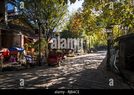 Main Street, Shaxi, una storica città mercato, Yunnan, Cina Foto Stock