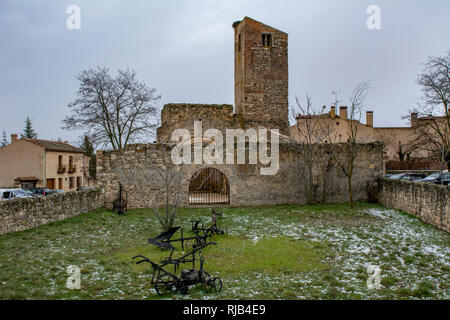 A Pedraza, Segovia, Spagna; Marzo 2018: vista delle rovine di una chiesa di Pedraza Borgo Medievale Foto Stock