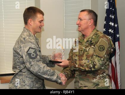 Aria Montana reclutamento nazionale e Retention Manager, Master Sgt. Josh Brown, riceve il riconoscimento dal aiutante generale del Montana Guardia Nazionale, il Mag. Gen. Matteo Quinn, per essere nominato il 2015 Regione 6 Retention Manager dell'anno presso il centoventesimo Airlift Wing a Great Falls, Mont. Nov. 2, 2016. Foto Stock