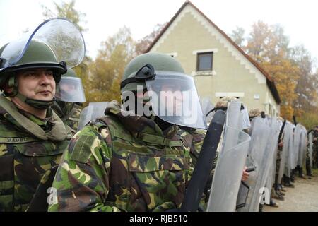 Soldati rumeni di 265Polizia Militare Battaglione preparare per impegnare U.S. I soldati del primo battaglione, 4° Reggimento di Fanteria role-playing ostile civili durante la conduzione di una folla antisommossa scenario durante una forza per il Kosovo (KFOR) Missione prove generali di esercizio (MRE) al giunto multinazionale Centro Readiness in Hohenfels, Germania, nov. 4, 2016. La KFOR MRE 22 è progettato per preparare il trentasettesimo della brigata di fanteria combattere Team per il sostegno della pace e della stabilità e del contingente della cooperazione in Kosovo a sostegno delle autorità civili per mantenere un ambiente sicuro e protetto. La KFOR 22 ospita 1200 soldati provenienti da Foto Stock