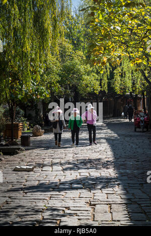 Main Street, Shaxi, una storica città mercato, Yunnan, Cina Foto Stock