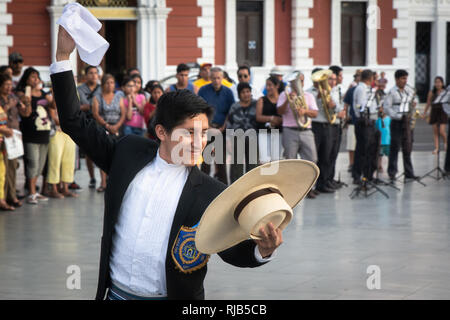 La folla guarda la sua fama Marinera danza di Trujillo, Perú, in stile coloniale e la piazza principale della città. Foto Stock