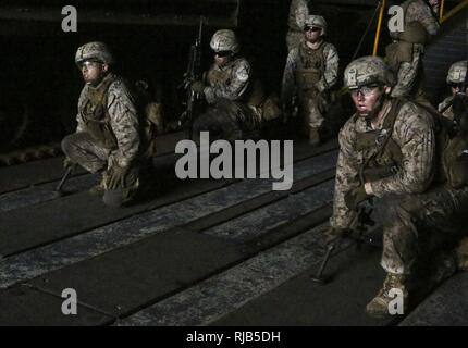 Golfo di Aden (nov. 3, 2016) Marines con Charlie Company, Battaglione Team di atterraggio, 1° Battaglione, 6° Reggimento Marini, 22 Marine Expeditionary Unit (MEU) preparare per condurre esercitazioni di pistola a bordo del dock anfibio sbarco nave USS Whidbey Island (LSD 41), nov. 03, 2016. Xxii MEU, distribuito con la Vespa Anfibia Gruppo pronto, è il mantenimento della sicurezza regionale negli Stati Uniti Quinta Flotta area di operazioni. Foto Stock