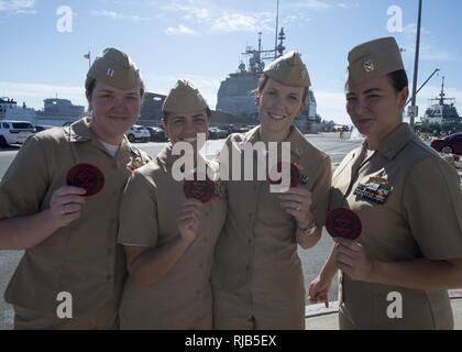 SAN DIEGO (nov. 4, 2016) Luogotenenti Elyse Mielnik, Beatriz Beach, Ashley Allison e Anya Kinoshita orgogliosamente mostrare le patch hanno ricevuto dopo la laurea dalla superficie navale e il mio combattimento Centro di sviluppo (SMWDC) tattiche di guerra istruttore (WTI) corso presso la base navale di San Diego. Il quartetto di tattica era di quattro di 17 laureati da SMWDC della seconda anti-sommergibile/anti-guerra di superficie corso WTI. Con la graduazione, SMWDC ha ora più di 100 WTIs nella flotta sollevando la tattica di competenza della marina attraverso tre superficie warfare discipline: aria integrato e la difesa missilistica, am Foto Stock