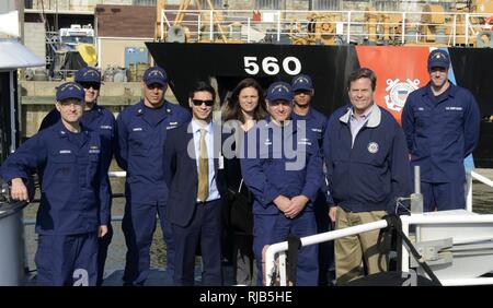 Sost. Donald Norcross pone con i membri della Guardia Costiera settore baia del Delaware e il guardacoste gancio come parte di Norcross' familiarizzazione dei dazi e le unità della Guardia Costiera servono i membri in tutta Philadelphia, New Jersey e Delaware, nov. 2, 2016. Coast Guard Foto Stock