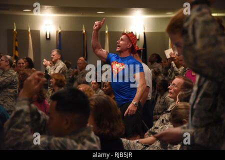 Master Chief Sgt. Karl giorno, 81st Medical Group sovrintendente, grida un commento durante la 81st MDG Push-up della concorrenza a Keesler Medical Center Don Wylie Auditorium nov. 1, 2016 su Keesler Air Force Base, Miss. Sette cinque-persona squadre hanno gareggiato in caso di spingere fuori un totale di 6,272 push-up. La 81st squadrone dentale è stato il vincitore di quest'anno con 1.127 push-up. Il aviatori che hanno partecipato all'evento generato denaro per sostenere il Krewe di medici Mardi Gras palla. Foto Stock