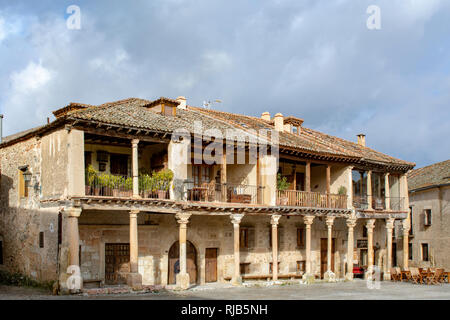A Pedraza, Segovia, Spagna; Marzo 2018: Pedraza Borgo medioevale piazza principale tipica architettura Cityscape Foto Stock