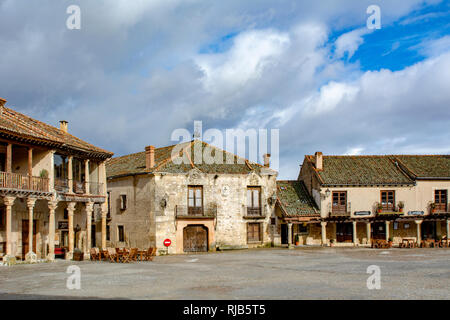 A Pedraza, Segovia, Spagna; Marzo 2018: Pedraza Borgo medioevale piazza principale tipica architettura Cityscape Foto Stock