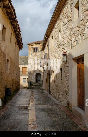 A Pedraza, Segovia, Spagna; Marzo 2018: vista della strada tipica nella storica città di Pedraza Foto Stock