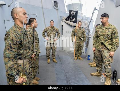 Oceano Pacifico (nov. 7, 2016) Marinai e Marines seminatrice con il Marine Corps non ufficiale incaricato la spada durante il corso corporals a bordo il trasporto anfibio dock nave USS Somerset (LPD 25). Somerset è sulla sua fanciulla la distribuzione come parte del Makin Island anfibio gruppo pronto ed è operante negli Stati Uniti 7 flotta area di operazioni con il avviato undicesimo Marine Expeditionary Unit a sostegno della sicurezza e della stabilità in Indo-Asia-regione del Pacifico. Foto Stock