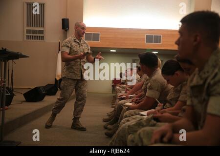 Stati Uniti Marine Sgt. Il Mag. Troy E. Nero, sergente maggiore del primo Marine Logistics Group, parla di Marines con il combattimento il battaglione della logistica 7 al Corpo della Marina di Massa aria centro di combattimento ventinove Palms, California, nov. 3, 2016. Nero accompagnato il comandante generale del 1° MLG per visitare Marines a 29 palme e parlare di fitness, futuro e obiettivi del 1° MLG. Questo è uno dei molti municipio visite in bianco e nero e il comandante generale del 1° MLG hanno fatto negli ultimi mesi per raggiungere e comunicare con Marines. Foto Stock