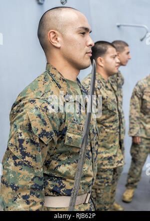Oceano Pacifico (nov. 7, 2016) Petty Officer di terza classe Eric Nila, conduce la spada manuale con un sottufficiale spada del caporale durante il corso a bordo il trasporto anfibio dock nave USS Somerset (LPD 25). Somerset è sulla sua fanciulla la distribuzione come parte del Makin Island anfibio gruppo pronto ed è operante negli Stati Uniti 7 flotta area di operazioni con il avviato undicesimo Marine Expeditionary Unit a sostegno della sicurezza e della stabilità in Indo-Asia-regione del Pacifico. Foto Stock