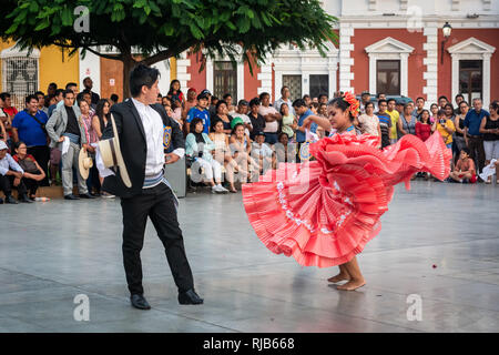 La folla guarda la sua fama Marinera danza di Trujillo, Perú, in stile coloniale e la piazza principale della città. Foto Stock