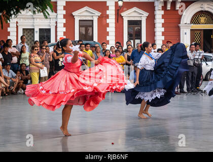 La folla guarda la sua fama Marinera danza di Trujillo, Perú, in stile coloniale e la piazza principale della città. Foto Stock