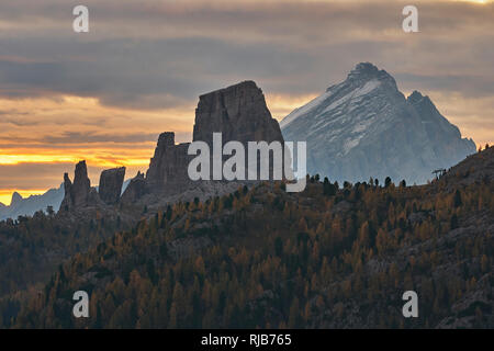 Le Cinque Torri, Cinque Torri, e Monte Antelao, il Re delle Dolomiti, Belluno, Veneto, Italia presso sunrise Foto Stock