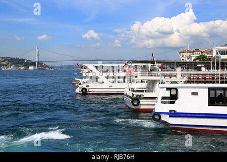 Istanbul, Uskudar / TURCHIA - Maggio 2014: la vista del Bosforo, dal vecchio quartiere üsküdar Pier. Foto Stock
