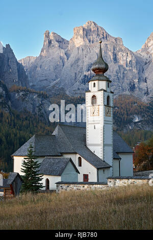Chiesa di San Vigilio, Colfosco, Corvara Dolomiti a sud Tyroll, Italia. Vista verso il massiccio del Sella Foto Stock