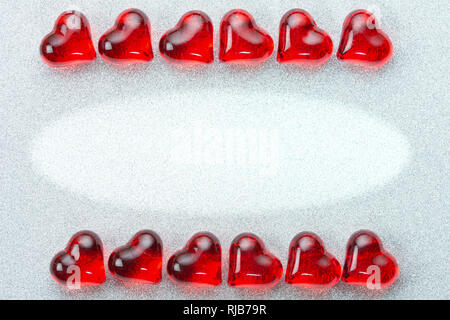 Valentino, scheda di nozze sfondo con due righe di lucido cuori giacenti sui loro lati su un argento sfondo brocade Foto Stock