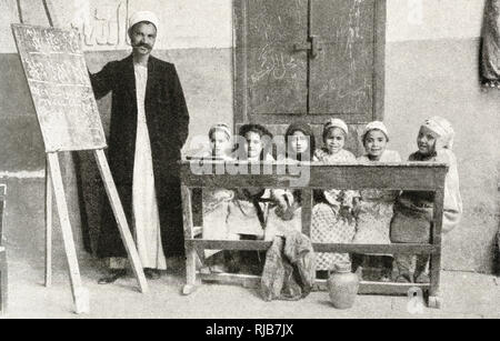Sei ragazze che imparano l'arabo a scuola, in Egitto Foto Stock