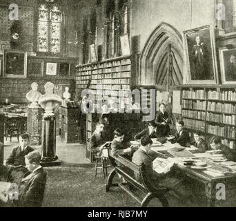 Studenti della biblioteca di Vaughan, della scuola di Harrow, del Middlesex Foto Stock